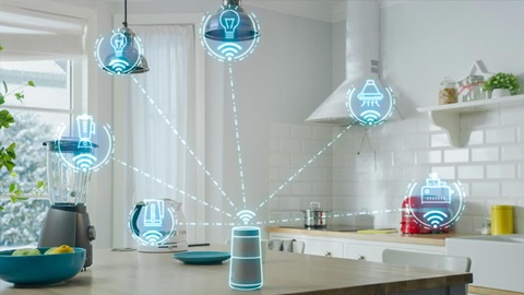 Cozinha banhada de luz e com paredes brancas, com vários aparelhos conectados à net via wi-fi, alguns em cima de uma mesa de madeira escura